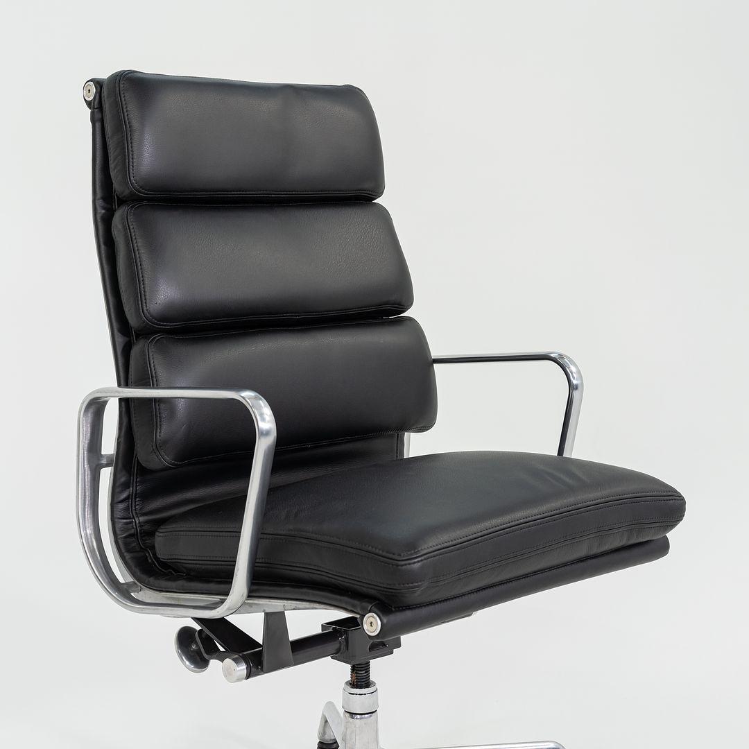 Questa è una sedia direzionale Eames Aluminum Group Soft Pad, modello EA437, originariamente progettata da Charles e Ray Eames nel 1968. Questo particolare esemplare è stato prodotto da Herman Miller negli Stati Uniti nel 2010. Il design è