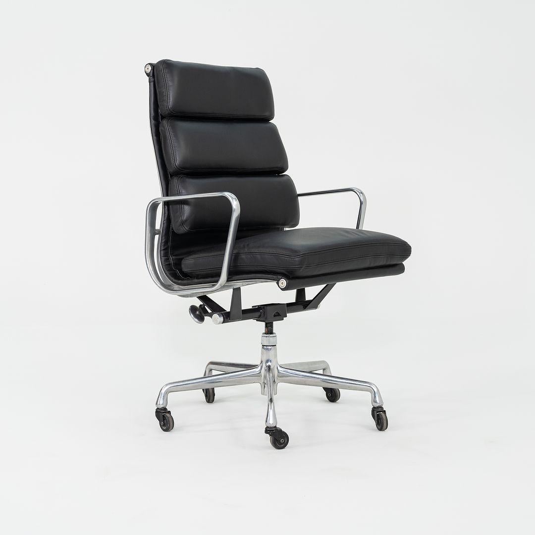 Americano Herman Miller 2010s Eames Soft Pad Executive Desk Chair Black w/ Adjustable Base in vendita