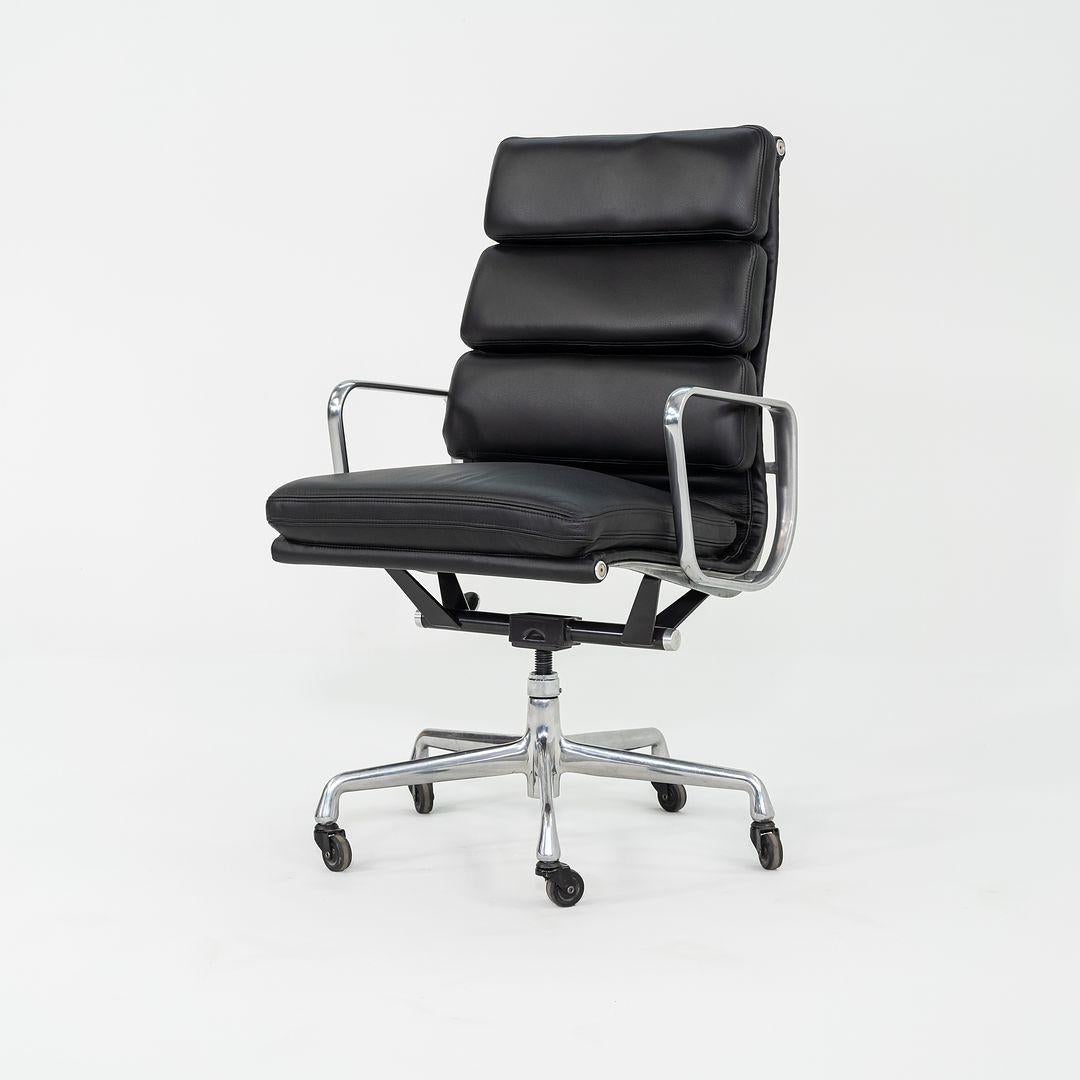 Herman Miller 2010s Eames Soft Pad Executive Desk Chair Black w/ Adjustable Base in vendita 1