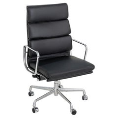 2010s Herman Miller Eames Soft Pad Executive Desk Chair en cuir noir