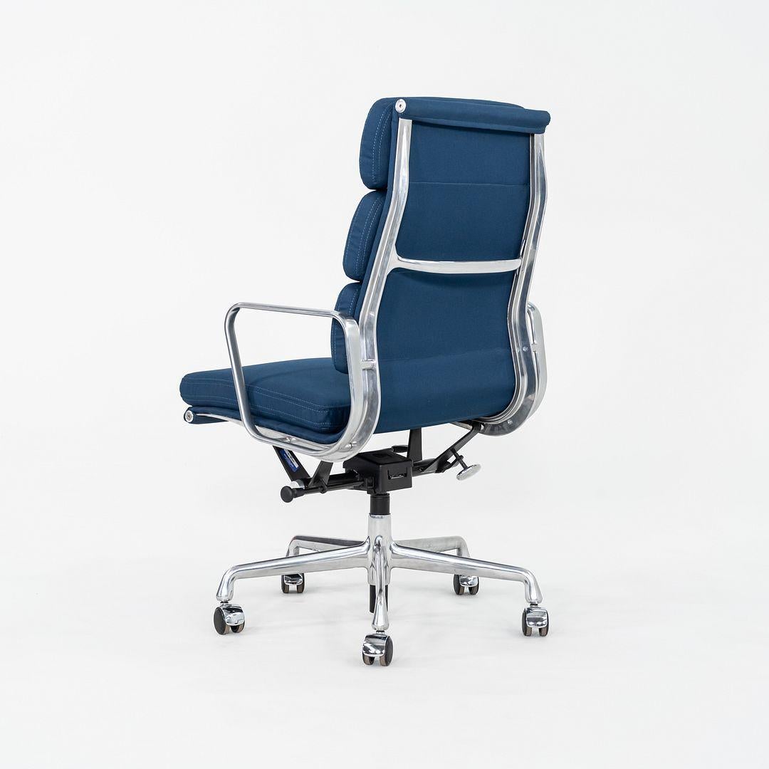 Sedia da scrivania direzionale Herman Miller Soft Pad degli anni 2010 in Fabrice Blu in vendita 3