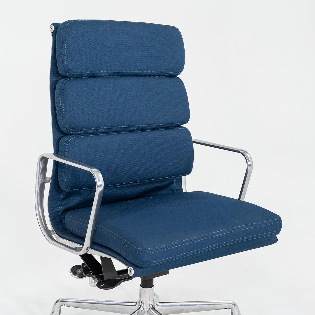 Sedia da scrivania direzionale Herman Miller Soft Pad degli anni 2010 in Fabrice Blu in vendita 4