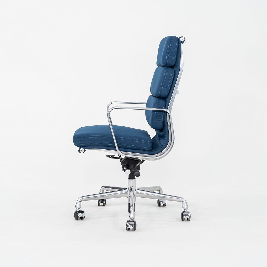 Queste sono le sedie da scrivania Eames Aluminum Group Soft Pad Executive, modello EA437, originariamente progettate da Charles e Ray Eames nel 1969. Questi esemplari in particolare sono stati prodotti da Herman Miller negli Stati Uniti negli anni