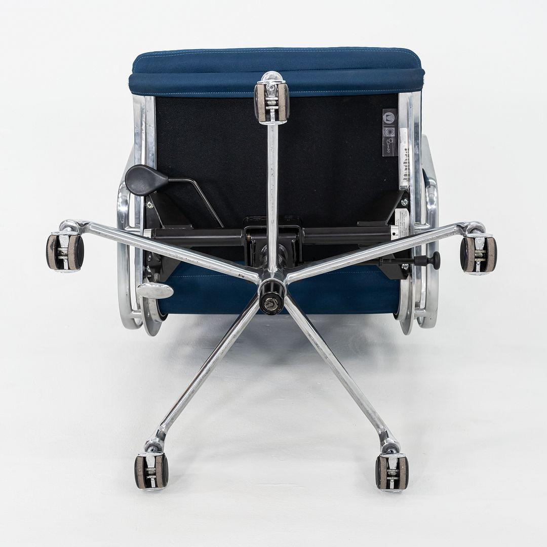 Americano Sedia da scrivania direzionale Herman Miller Soft Pad degli anni 2010 in Fabrice Blu in vendita