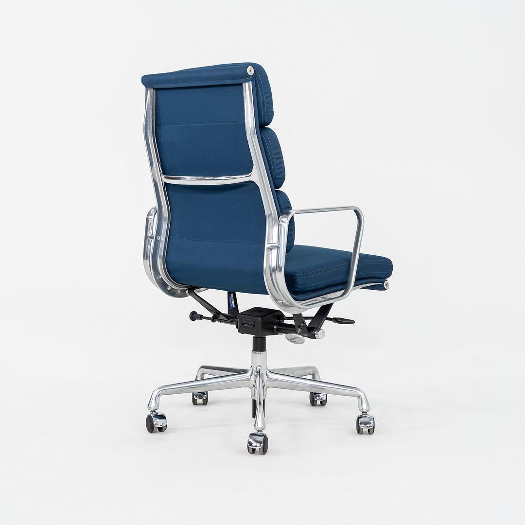 Sedia da scrivania direzionale Herman Miller Soft Pad degli anni 2010 in Fabrice Blu in vendita 1