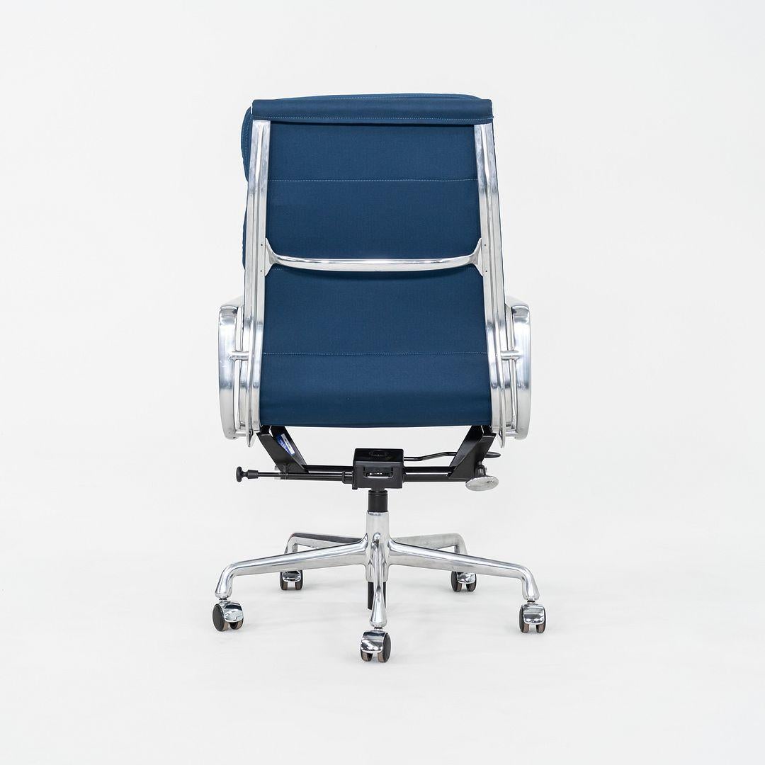 Sedia da scrivania direzionale Herman Miller Soft Pad degli anni 2010 in Fabrice Blu in vendita 2