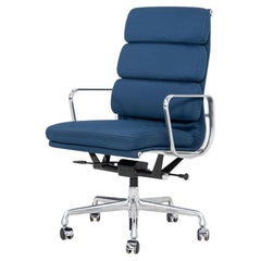 Silla de escritorio ejecutiva Eames Soft Pad de Herman Miller de la década de 2010 en tela azul