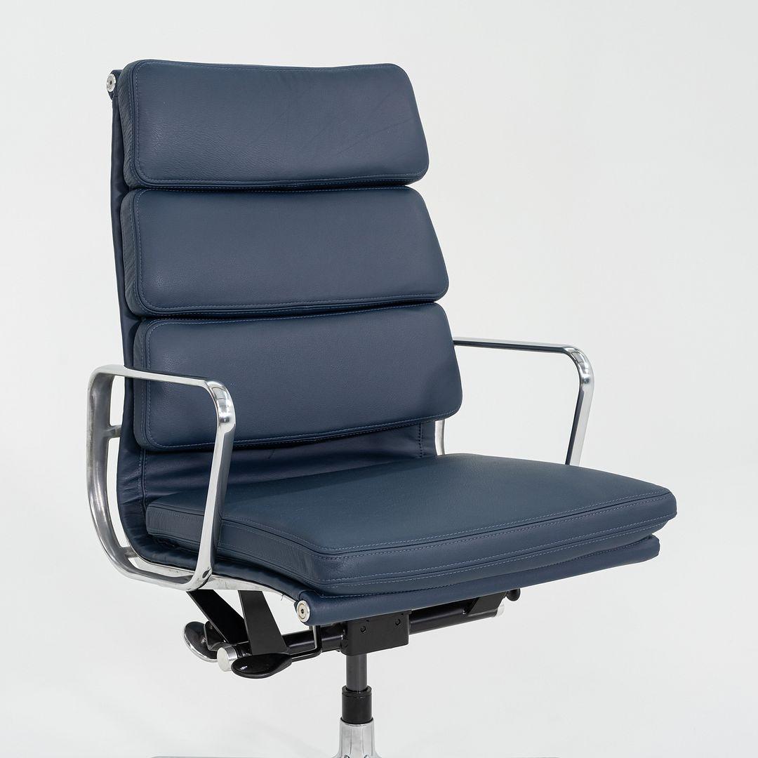 Dies ist ein Eames Aluminum Group Soft Pad Executive Desk Chair, Modell EA437, ursprünglich entworfen von Charles und Ray Eames für Herman Miller im Jahr 1969. Dieses Beispiel stammt aus den 2010er Jahren. Das Design zeichnet sich durch ein leichtes
