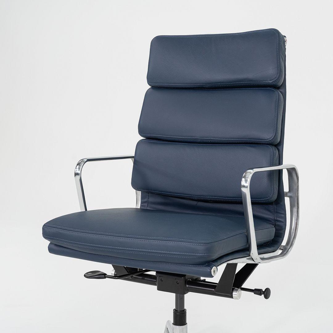 2010er Herman Miller Eames Soft Pad Schreibtischstuhl in blauem Leder (Moderne) im Angebot