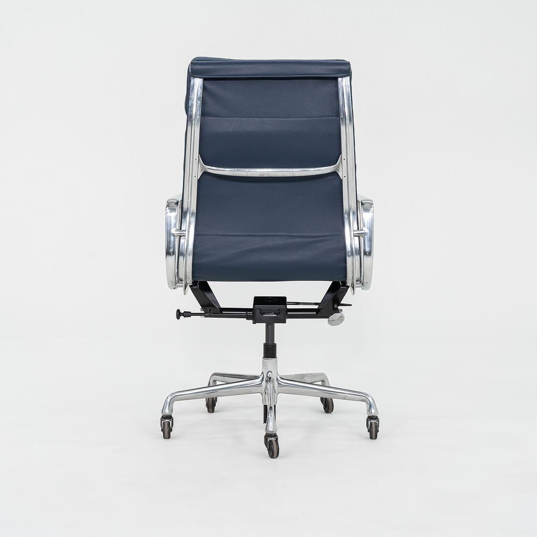 2010er Herman Miller Eames Soft Pad Schreibtischstuhl in blauem Leder im Angebot 1