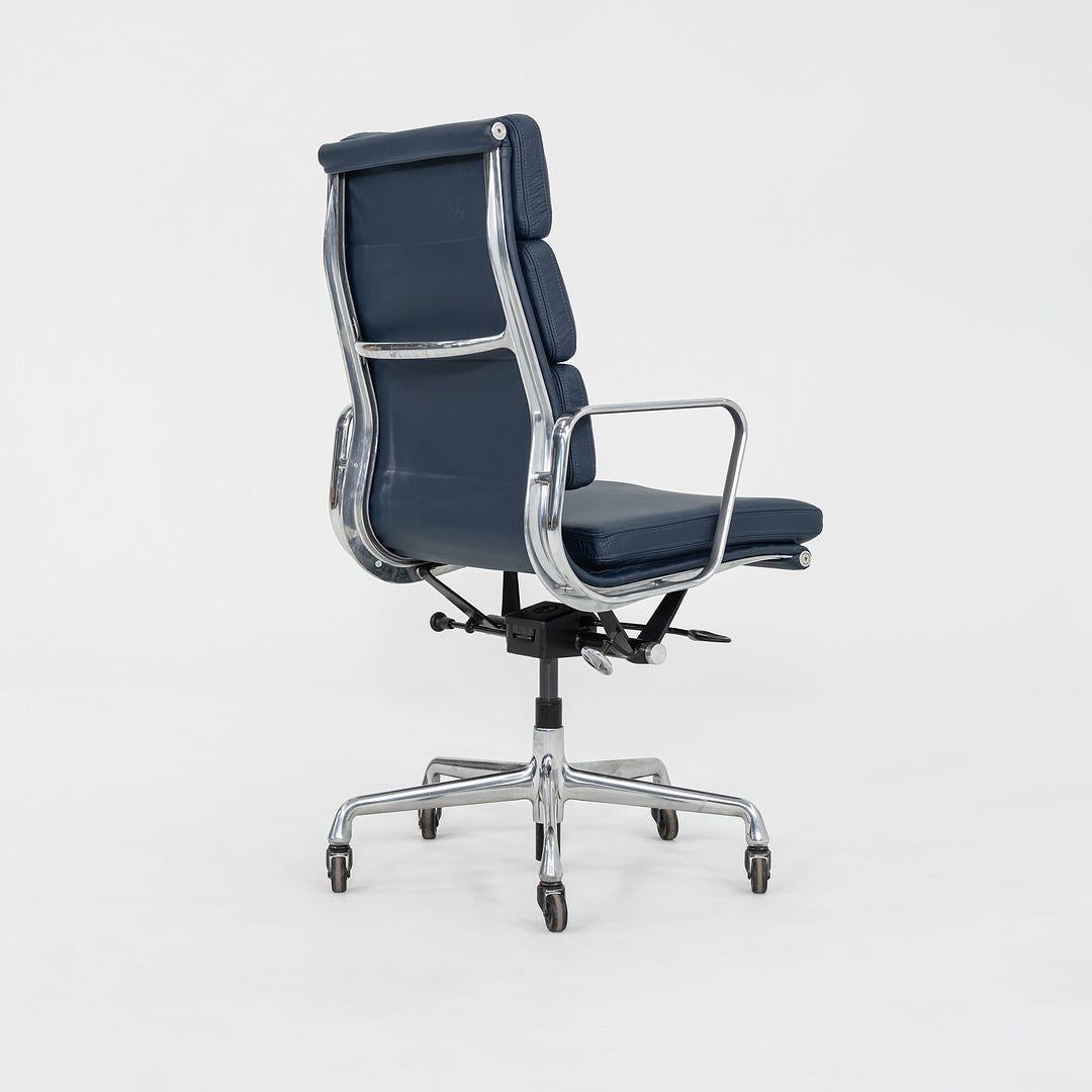 2010er Herman Miller Eames Soft Pad Schreibtischstuhl in blauem Leder im Angebot 2