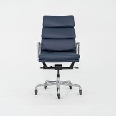 2010s Herman Miller Eames Soft Pad Executive Desk Chair en cuir bleu