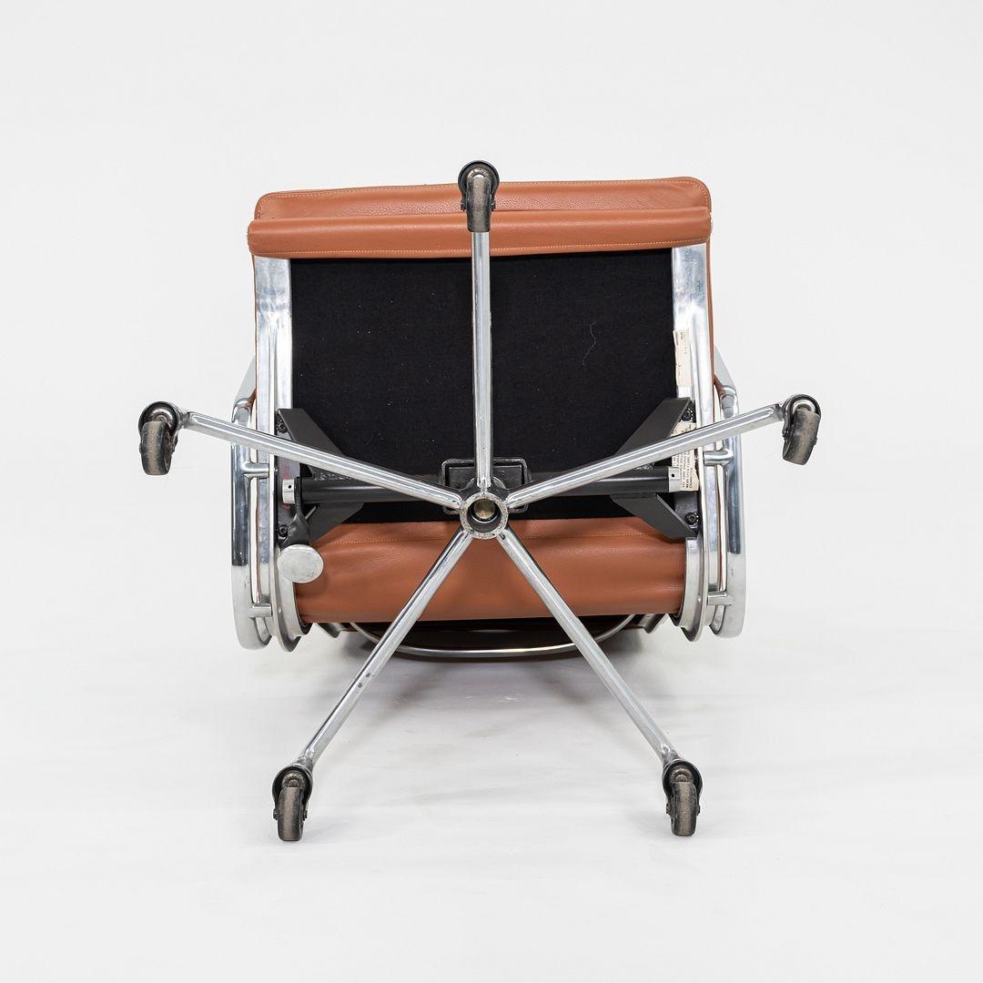 2010er Herman Miller Eames Soft Pad Executive-Schreibtischstuhl aus cognacfarbenem Leder im Angebot 5