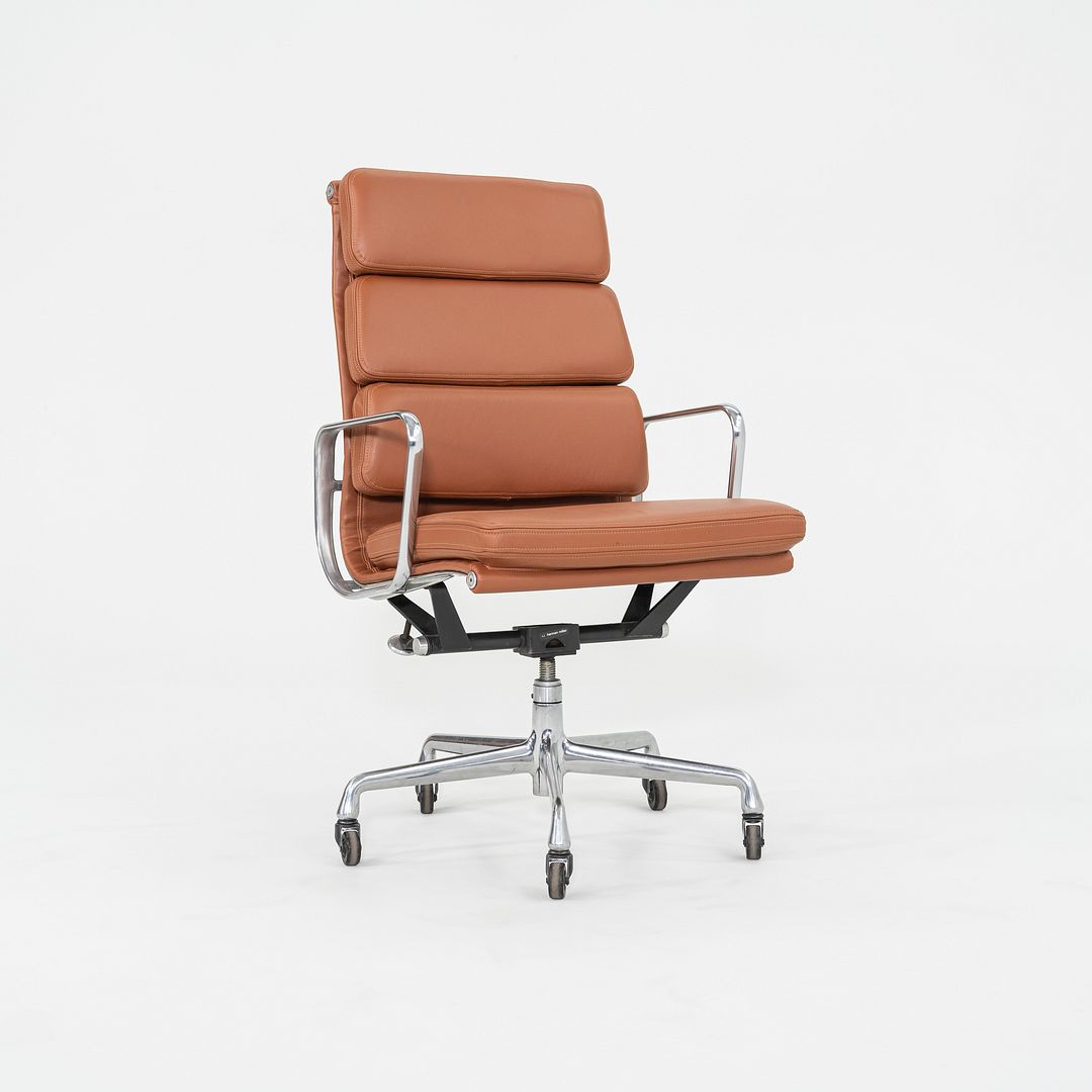 Dies ist ein Eames Aluminum Group Soft Pad Executive Desk Chair, Modell EA437, ursprünglich entworfen von Charles und Ray Eames für Herman Miller im Jahr 1969. Diese Beispiele stammen aus den 2010er Jahren. Der angegebene Preis beinhaltet einen