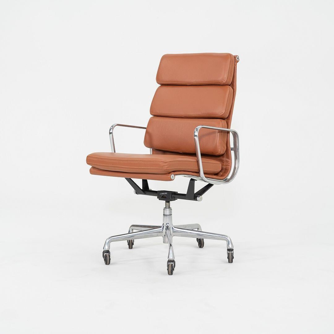 2010er Herman Miller Eames Soft Pad Executive-Schreibtischstuhl aus cognacfarbenem Leder (Moderne) im Angebot