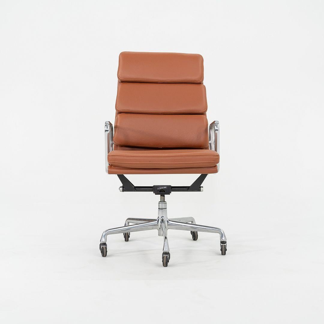 2010er Herman Miller Eames Soft Pad Executive-Schreibtischstuhl aus cognacfarbenem Leder (amerikanisch) im Angebot