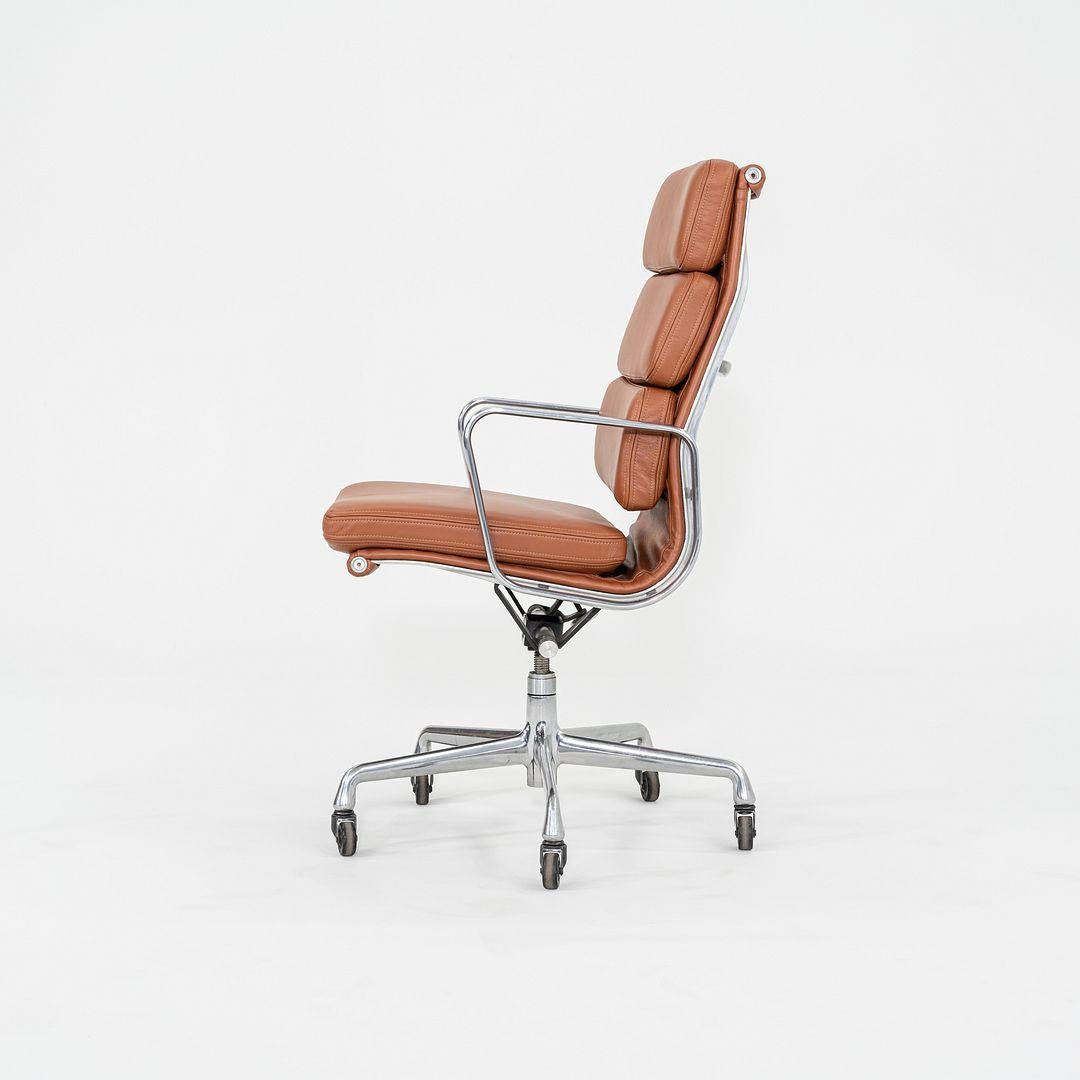 2010er Herman Miller Eames Soft Pad Executive-Schreibtischstuhl aus cognacfarbenem Leder im Zustand „Hervorragend“ im Angebot in Philadelphia, PA