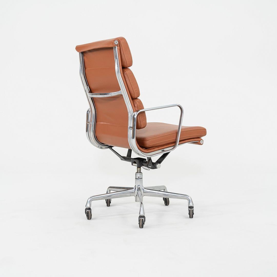 2010er Herman Miller Eames Soft Pad Executive-Schreibtischstuhl aus cognacfarbenem Leder (21. Jahrhundert und zeitgenössisch) im Angebot
