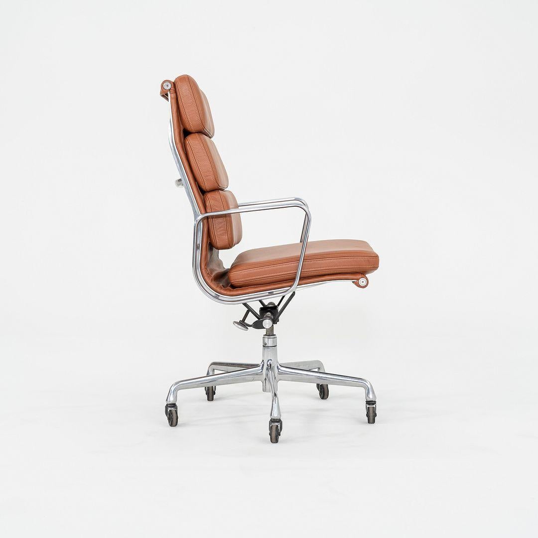 2010er Herman Miller Eames Soft Pad Executive-Schreibtischstuhl aus cognacfarbenem Leder (Aluminium) im Angebot