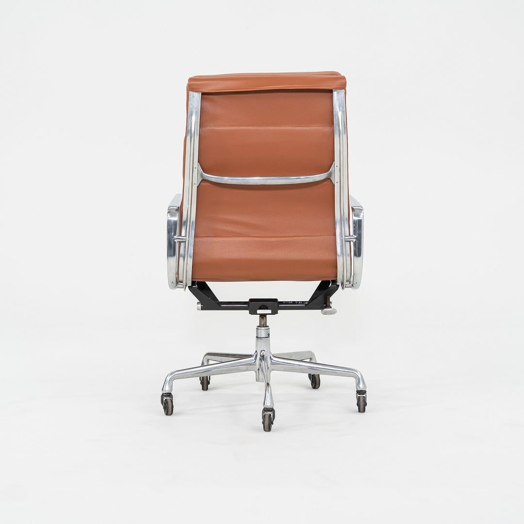2010er Herman Miller Eames Soft Pad Executive-Schreibtischstuhl aus cognacfarbenem Leder im Angebot 1