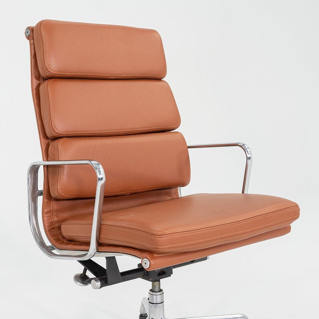2010er Herman Miller Eames Soft Pad Executive-Schreibtischstuhl aus cognacfarbenem Leder im Angebot 2