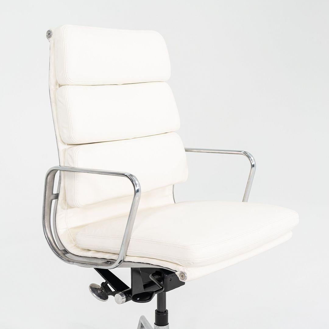 2010s Herman Miller Eames Soft Pad Executive Desk Chair en cuir ivoire en vente 3