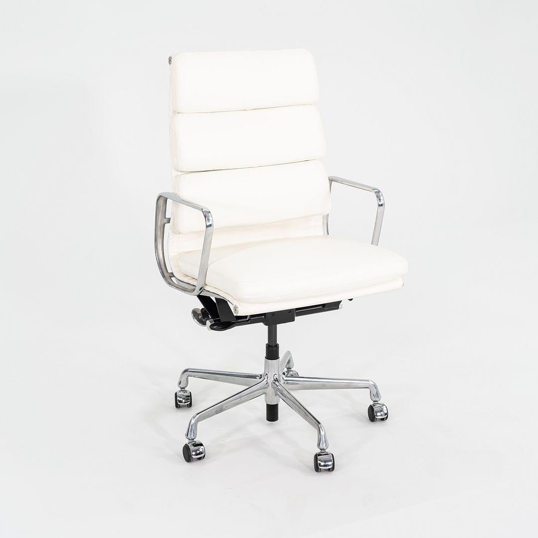 2010s Herman Miller Eames Soft Pad Executive Desk Chair en cuir ivoire en vente 4
