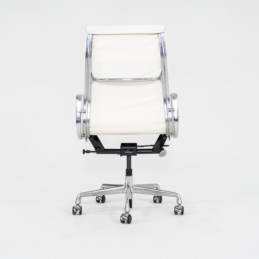 2010s Herman Miller Eames Soft Pad Executive Desk Chair en cuir ivoire en vente 5