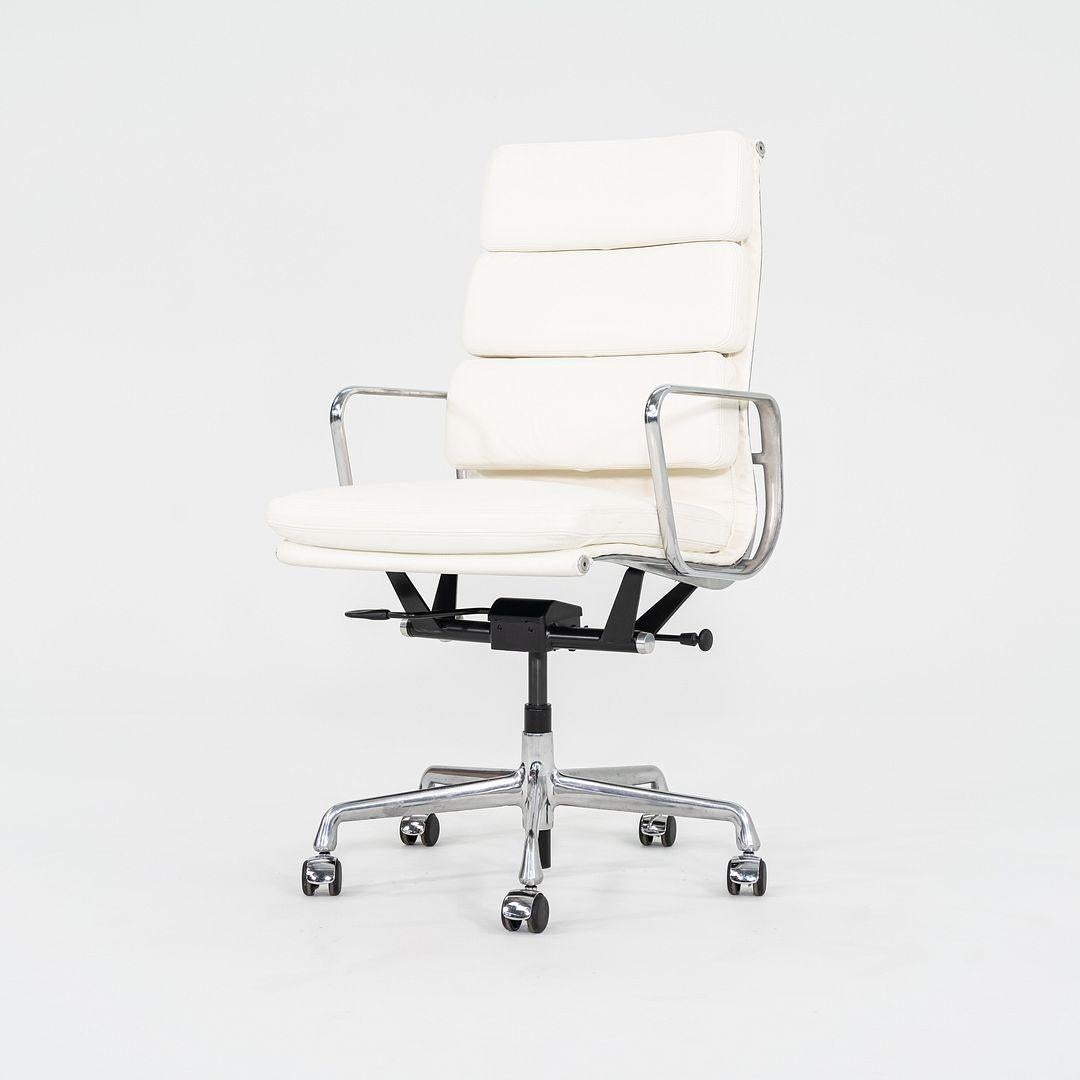 Moderne 2010s Herman Miller Eames Soft Pad Executive Desk Chair en cuir ivoire en vente