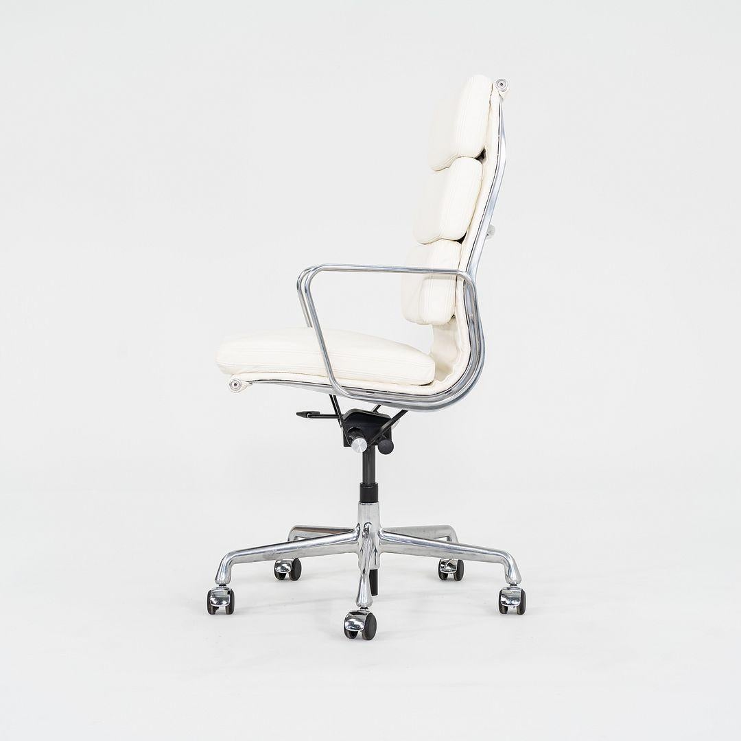 Américain 2010s Herman Miller Eames Soft Pad Executive Desk Chair en cuir ivoire en vente