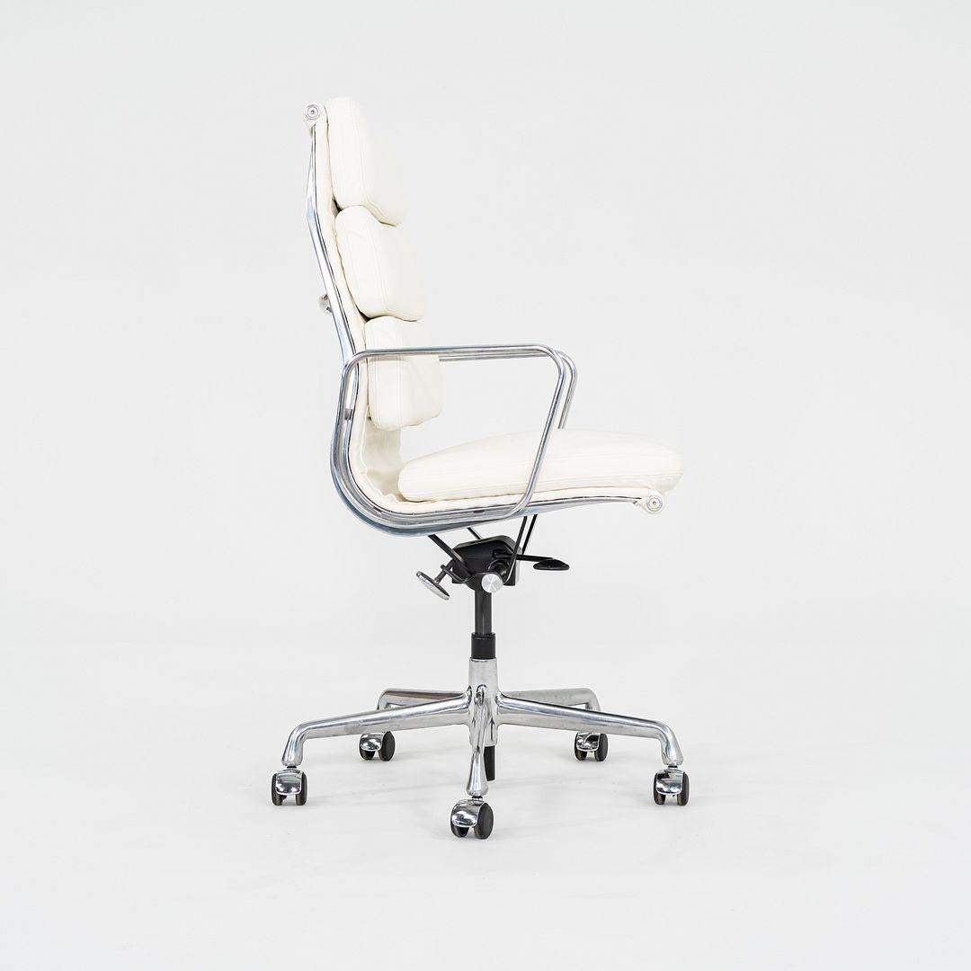 2010s Herman Miller Eames Soft Pad Executive Desk Chair en cuir ivoire Bon état - En vente à Philadelphia, PA