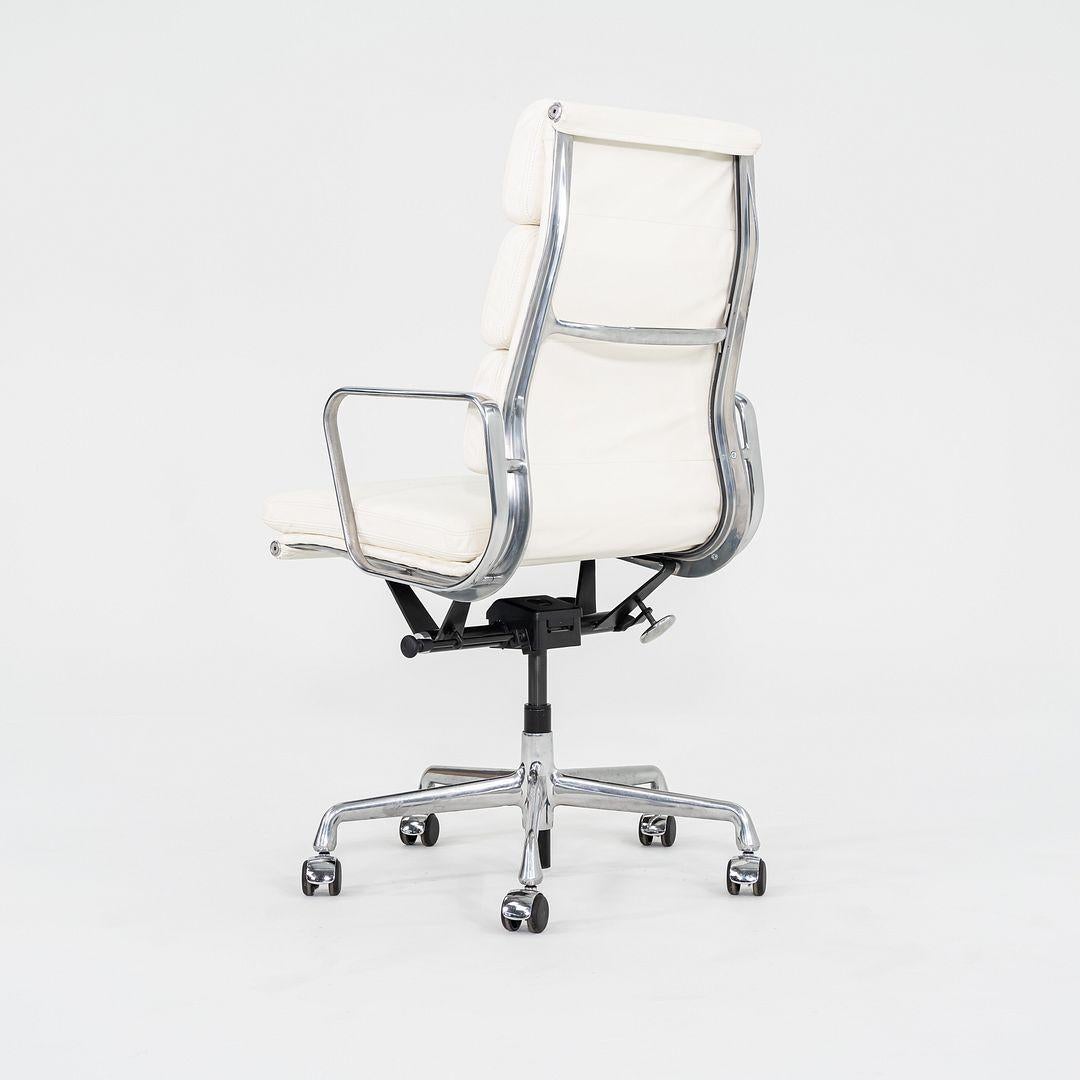 XXIe siècle et contemporain 2010s Herman Miller Eames Soft Pad Executive Desk Chair en cuir ivoire en vente