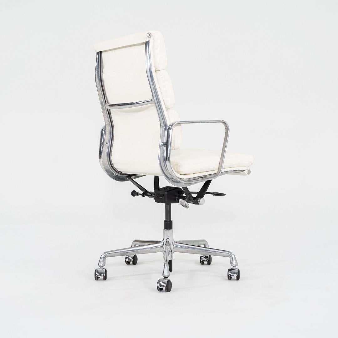 Aluminium 2010s Herman Miller Eames Soft Pad Executive Desk Chair en cuir ivoire en vente