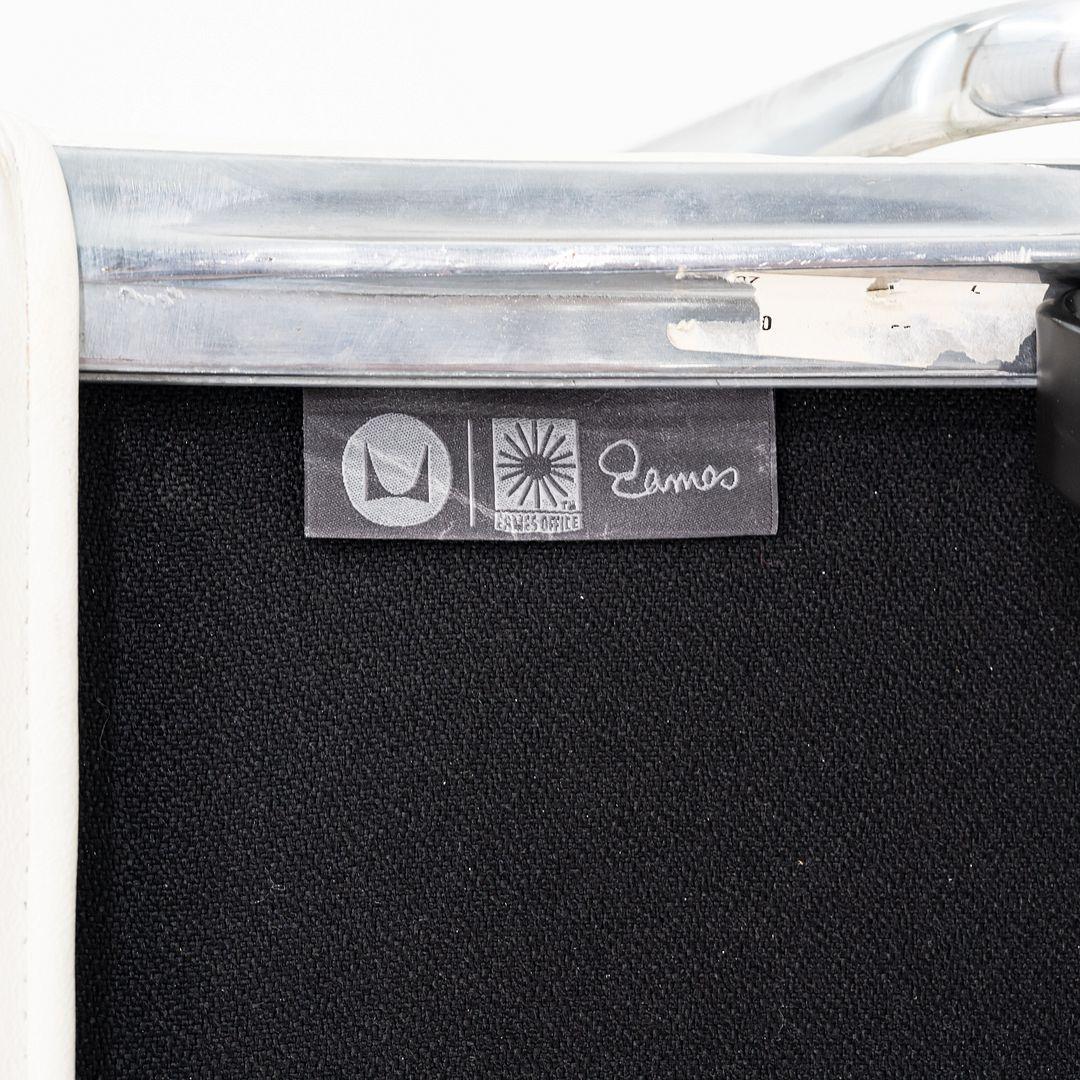 2010s Herman Miller Eames Soft Pad Executive Desk Chair en cuir ivoire en vente 1