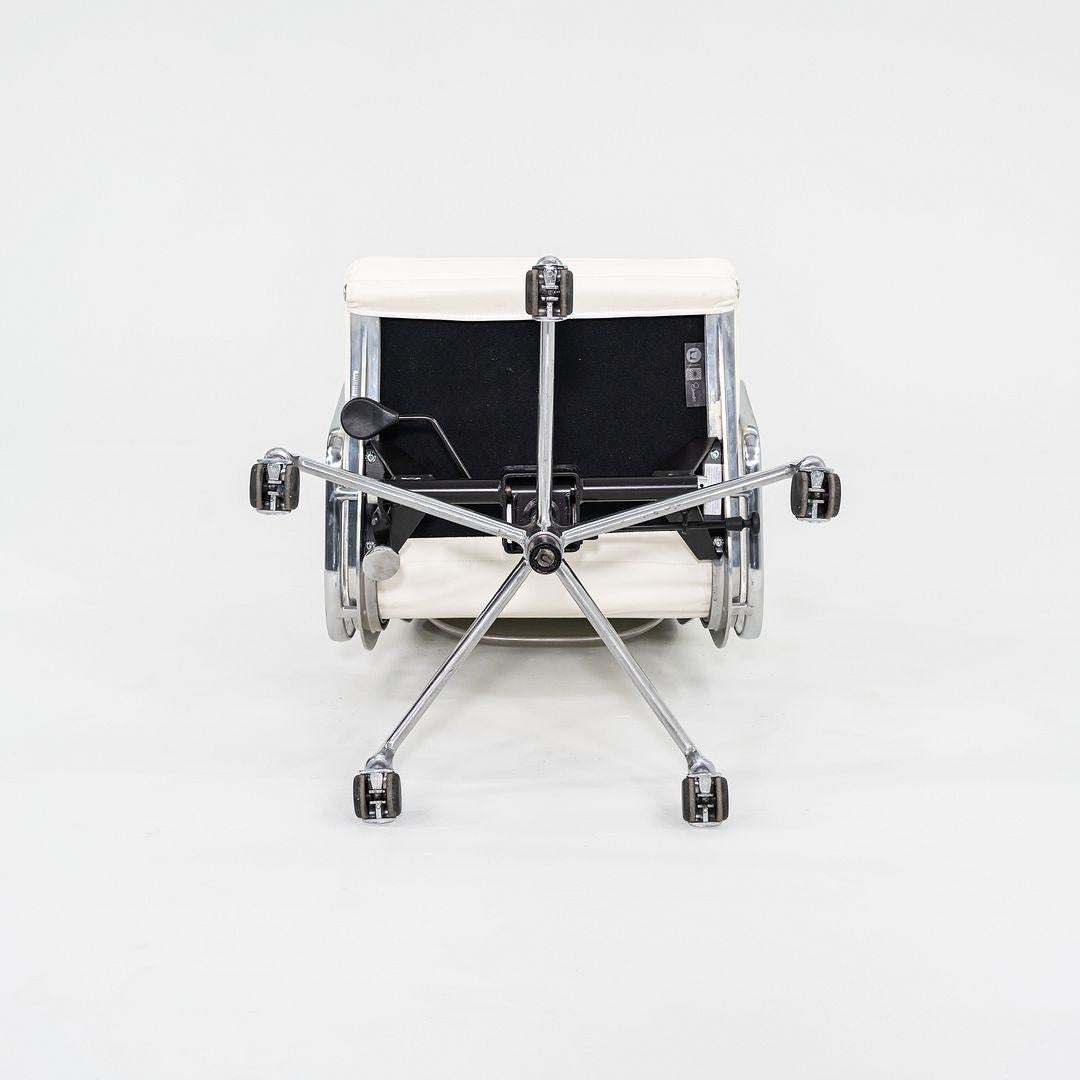 2010s Herman Miller Eames Soft Pad Executive Desk Chair en cuir ivoire en vente 2