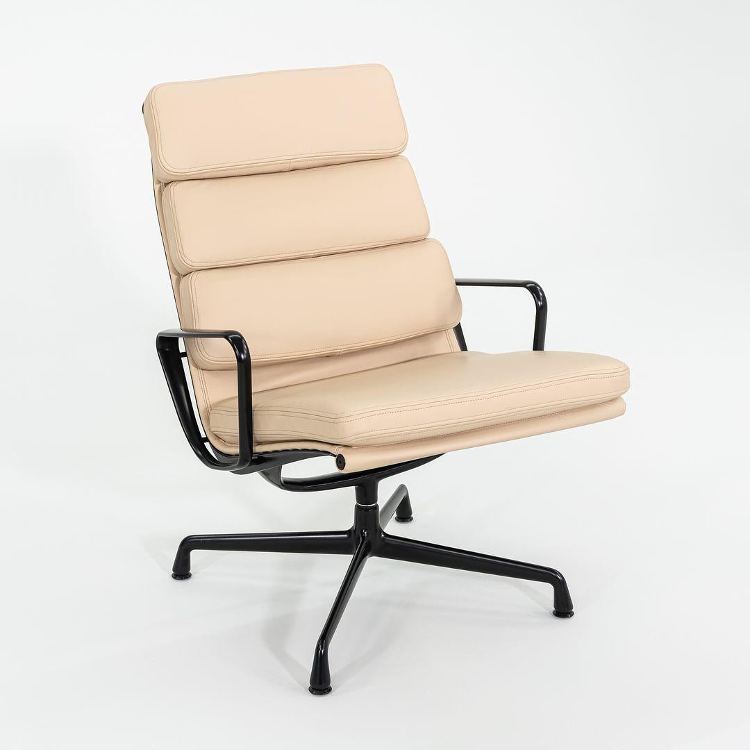 Silla Eames Soft Pad Lounge 2010 de Herman Miller con estructura negra y piel tostada en venta 3