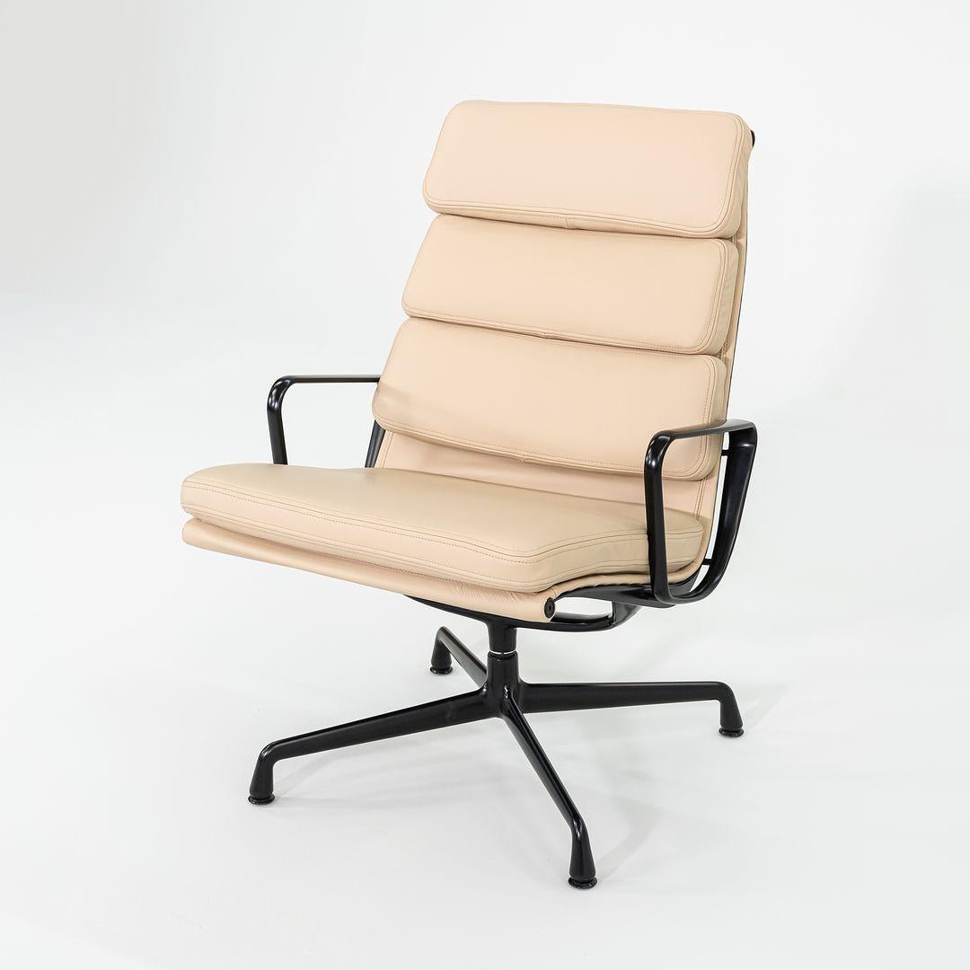 Silla Eames Soft Pad Lounge 2010 de Herman Miller con estructura negra y piel tostada en venta 4