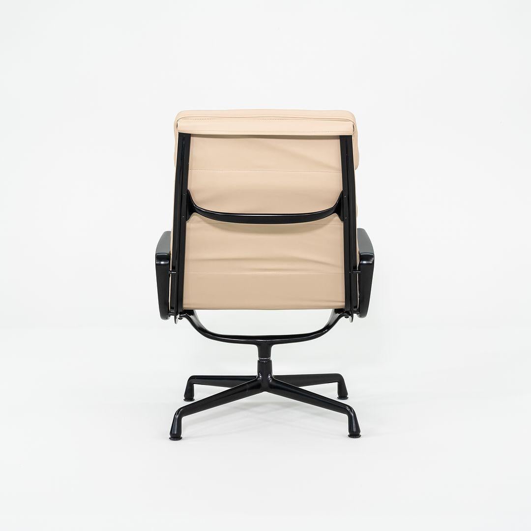Silla Eames Soft Pad Lounge 2010 de Herman Miller con estructura negra y piel tostada Moderno en venta