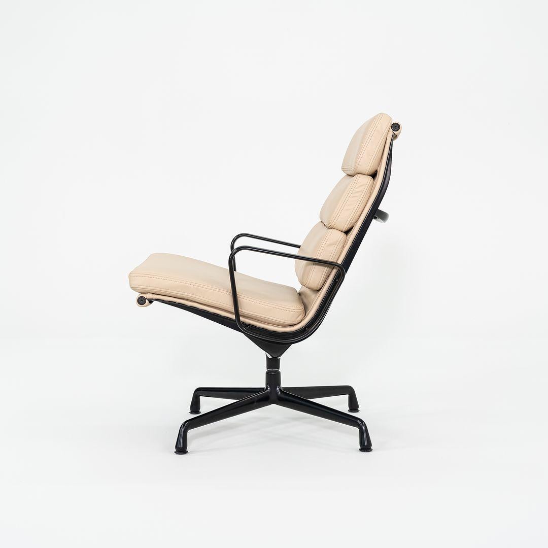 Silla Eames Soft Pad Lounge 2010 de Herman Miller con estructura negra y piel tostada Estadounidense en venta