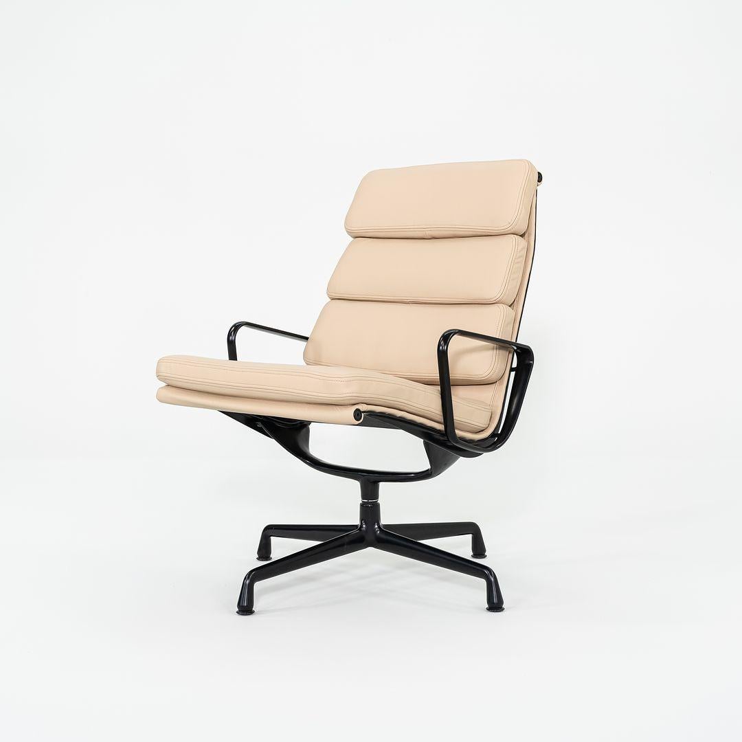 Silla Eames Soft Pad Lounge 2010 de Herman Miller con estructura negra y piel tostada en Excelente estado para la venta en Philadelphia, PA