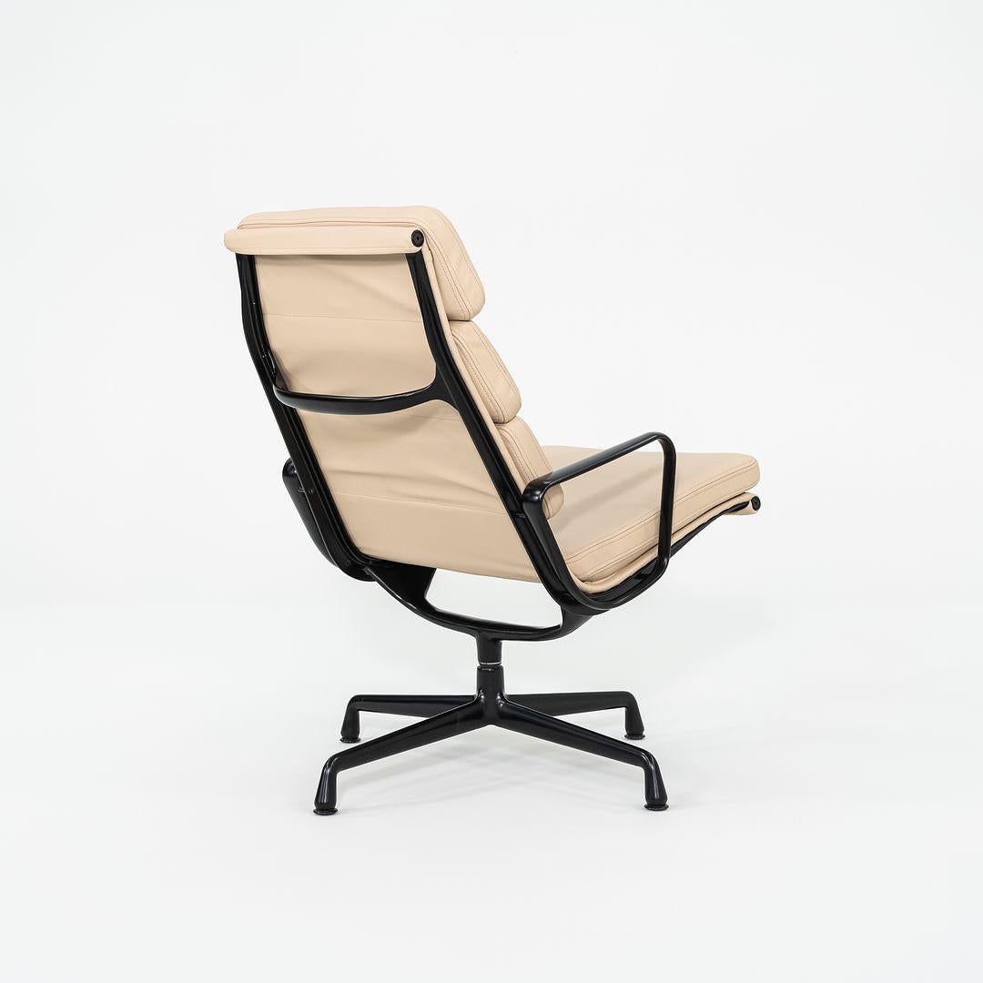 Silla Eames Soft Pad Lounge 2010 de Herman Miller con estructura negra y piel tostada Siglo XXI y contemporáneo en venta