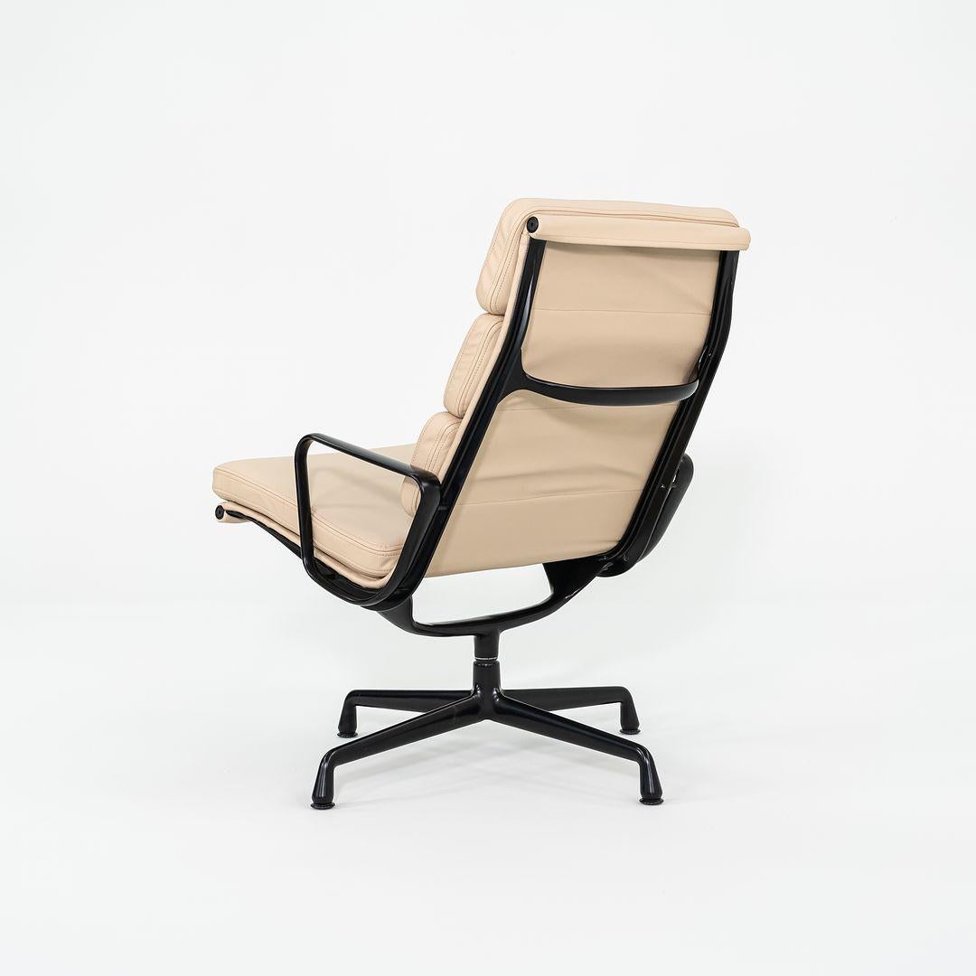 Silla Eames Soft Pad Lounge 2010 de Herman Miller con estructura negra y piel tostada Aluminio en venta