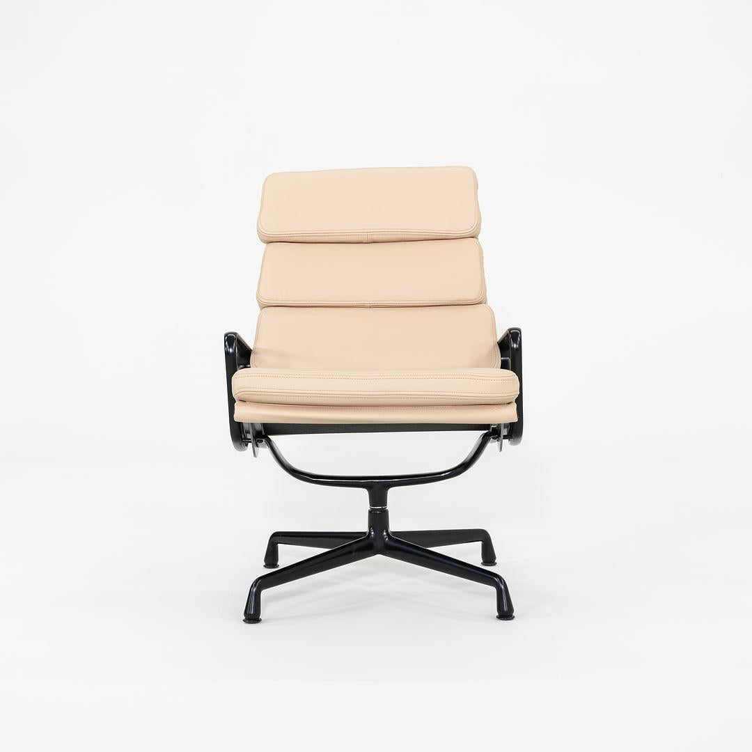 Silla Eames Soft Pad Lounge 2010 de Herman Miller con estructura negra y piel tostada en venta 1