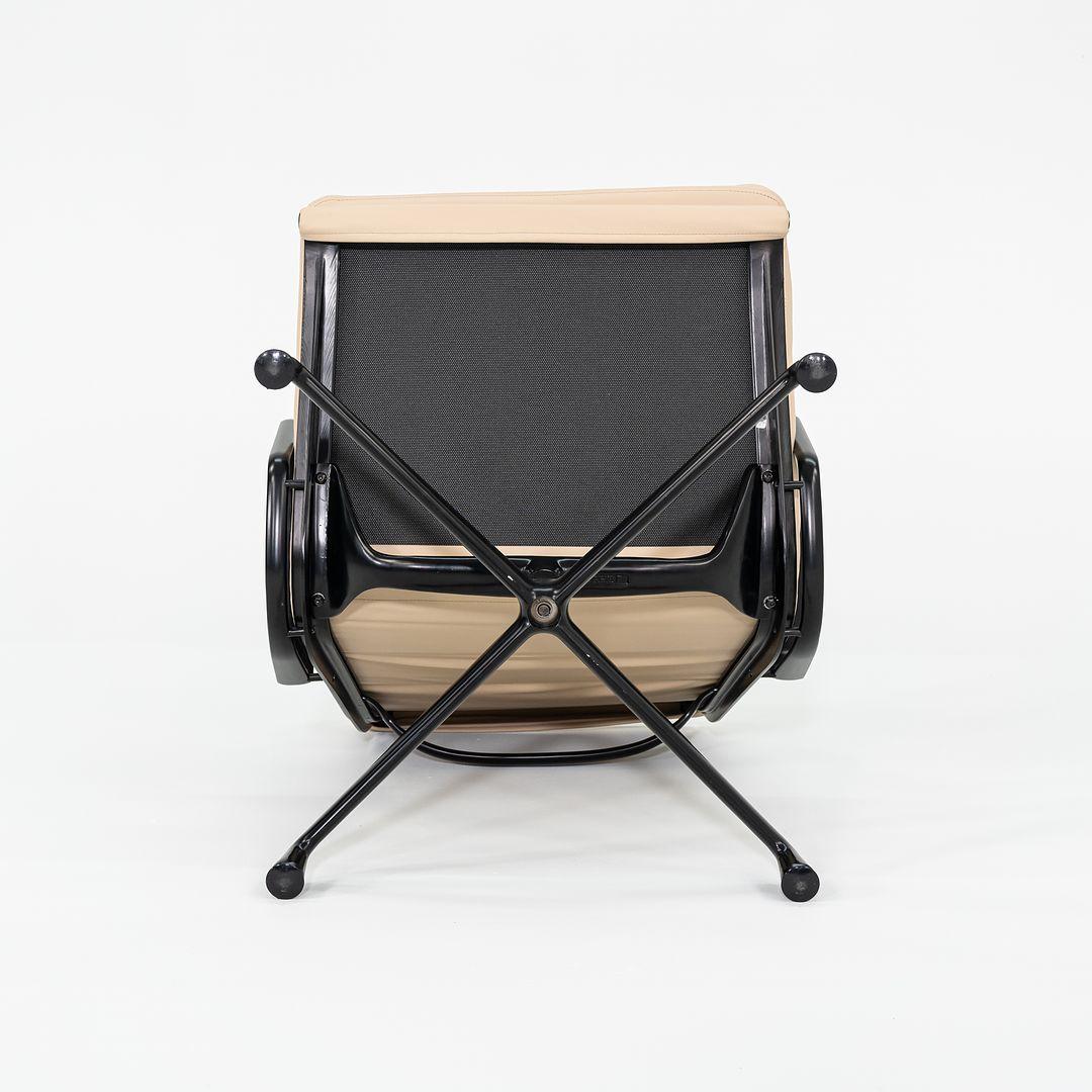 Silla Eames Soft Pad Lounge 2010 de Herman Miller con estructura negra y piel tostada en venta 2