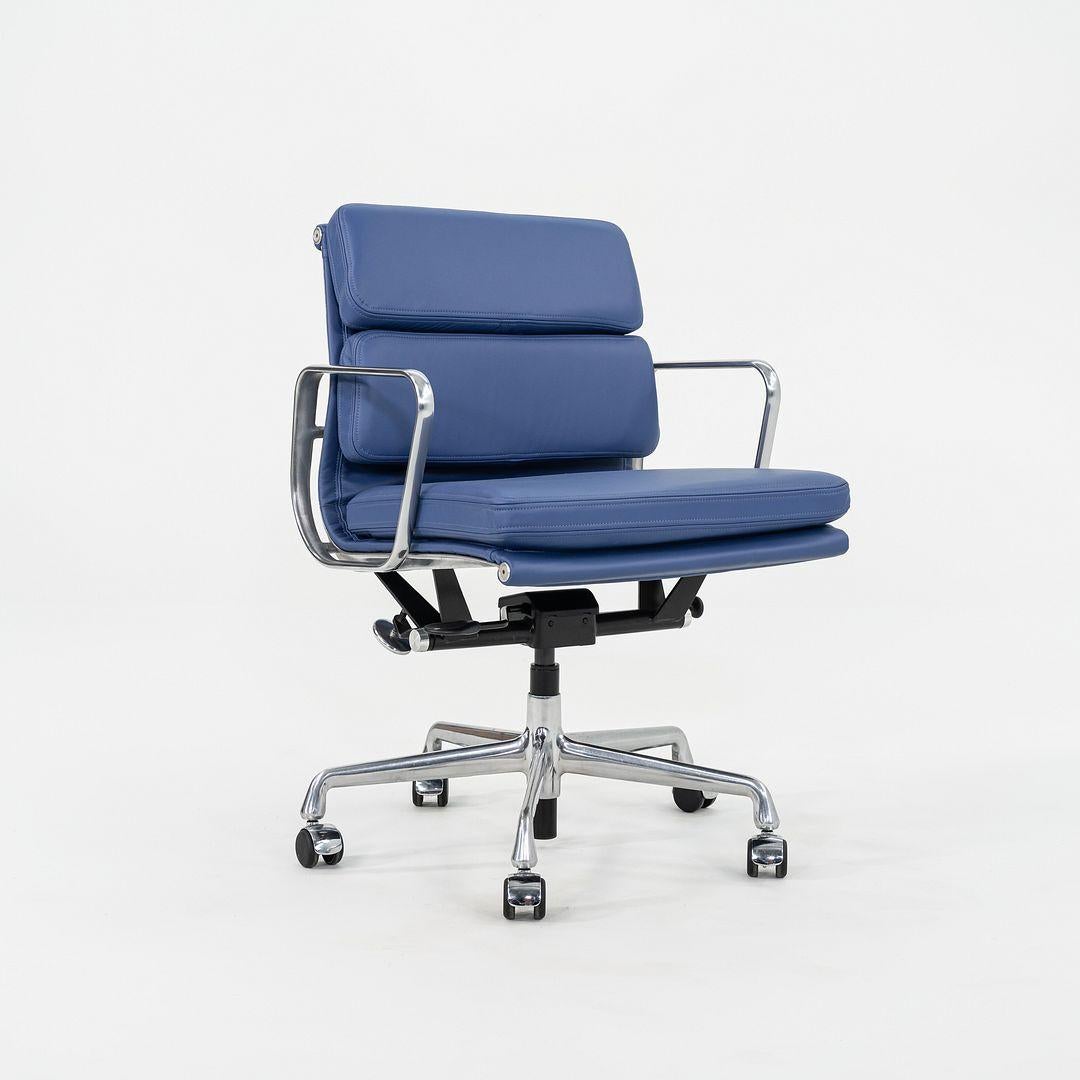 2010er Herman Miller Eames Soft Pad Management Schreibtischstuhl in blauem Leder im Angebot 3