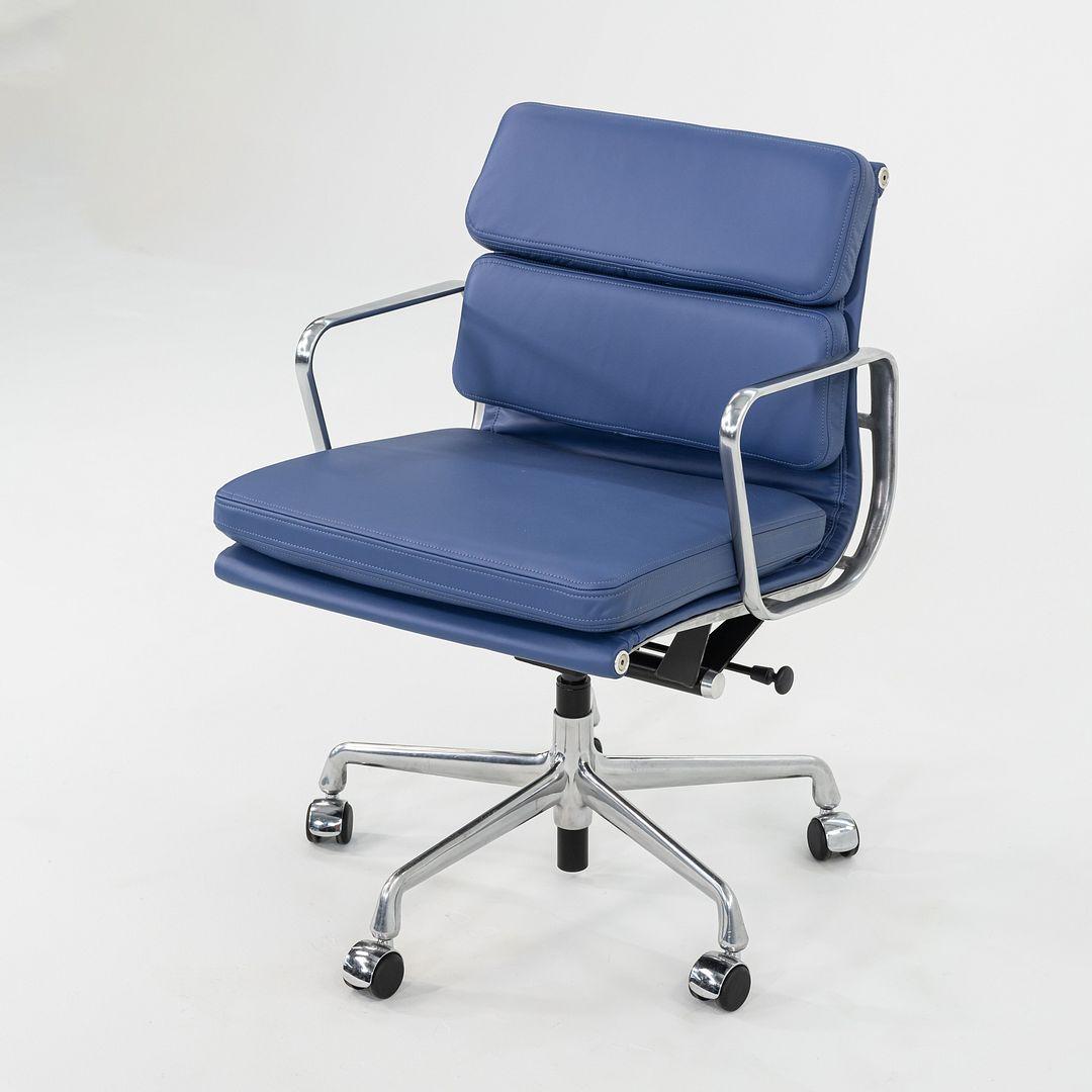 2010er Herman Miller Eames Soft Pad Management Schreibtischstuhl in blauem Leder (amerikanisch) im Angebot