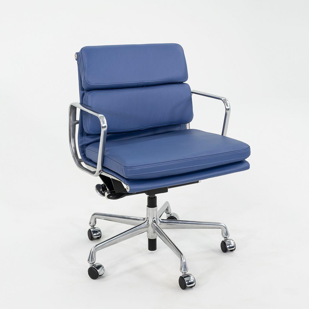 2010er Herman Miller Eames Soft Pad Management Schreibtischstuhl in blauem Leder im Zustand „Gut“ im Angebot in Philadelphia, PA