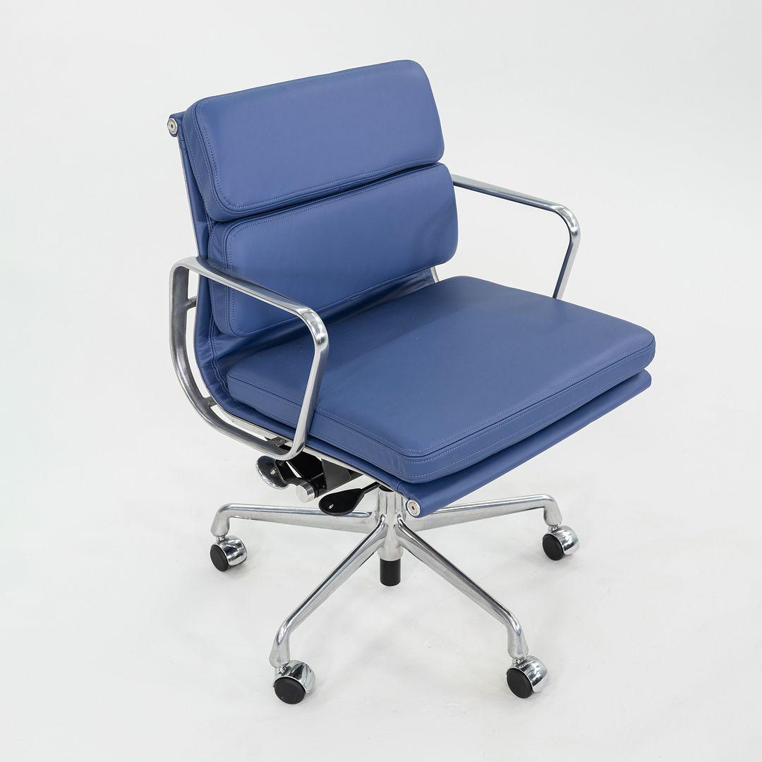 2010er Herman Miller Eames Soft Pad Management Schreibtischstuhl in blauem Leder (21. Jahrhundert und zeitgenössisch) im Angebot
