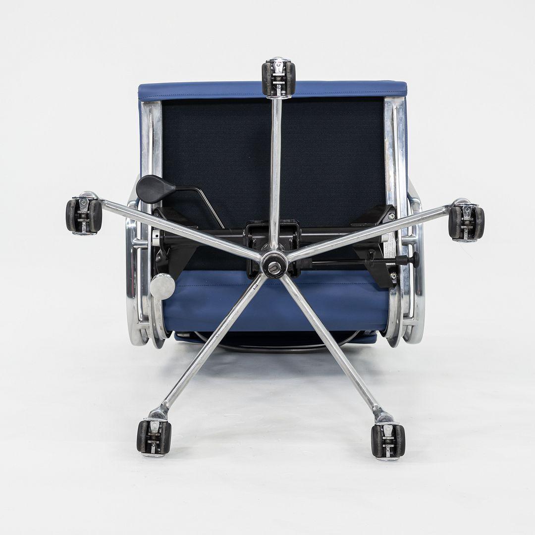 2010er Herman Miller Eames Soft Pad Management Schreibtischstuhl in blauem Leder im Angebot 1