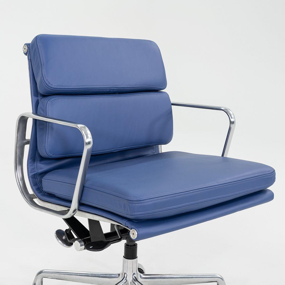 2010er Herman Miller Eames Soft Pad Management Schreibtischstuhl in blauem Leder im Angebot 2